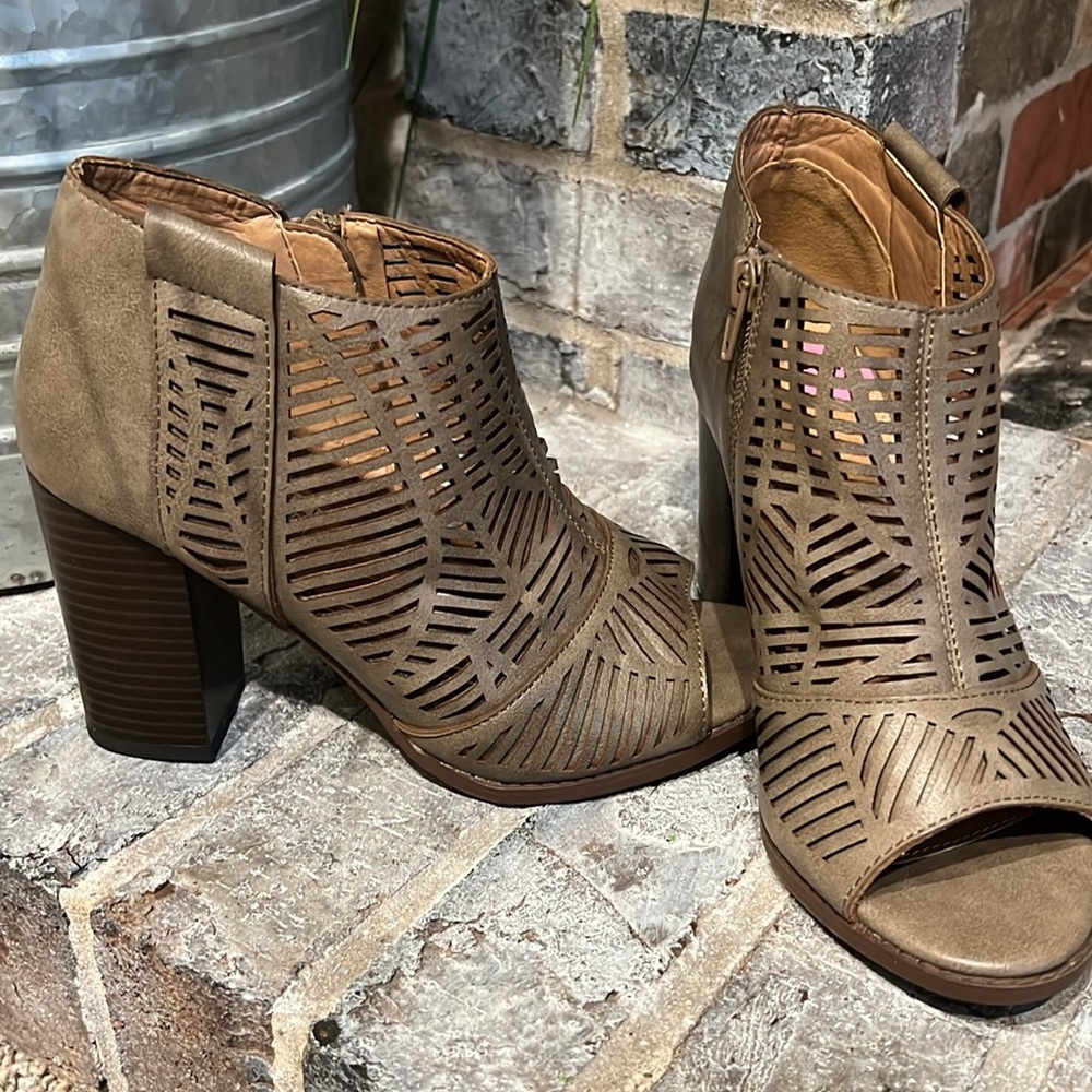 Peep toe boot - Picture 4 of 9